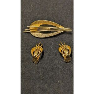 Vintage Unsigned Brushed & Textured Gold Tone Leaf Fan Pin Clip-on Earrings Set